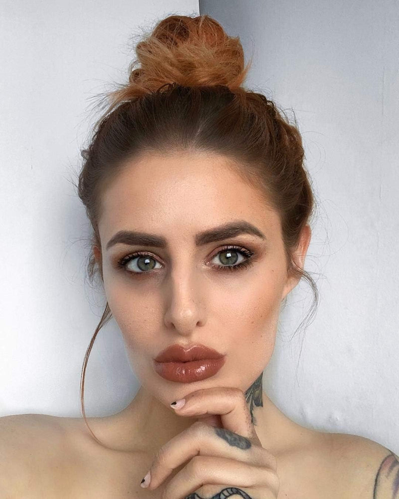 Model wearing Dr PAWPAW Rich Mocha Balm on her lips